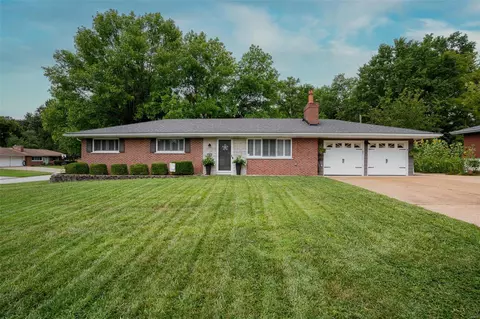 123 Smith Dr, Ballwin, MO 63011