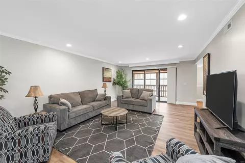 578 Sarah Ln #401, Saint Louis, MO 63141
