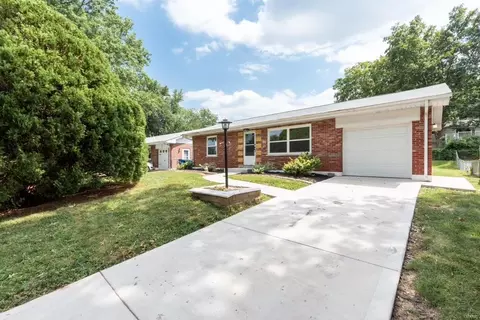 428 Lambeth Ln, Saint Louis, MO 63125