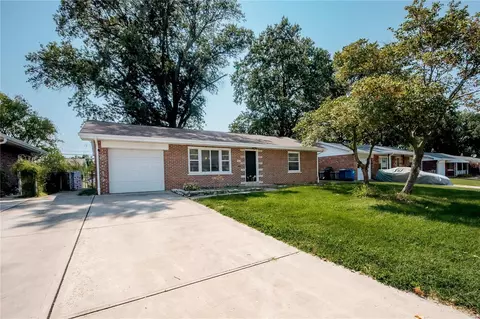 300 Lambeth Ln, Saint Louis, MO 63125