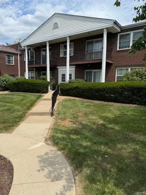 10307 Forest Brook Ln #E, Saint Louis, MO 63146