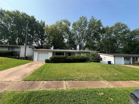 3280 Tom Sawyer Dr, Florissant, MO 63033