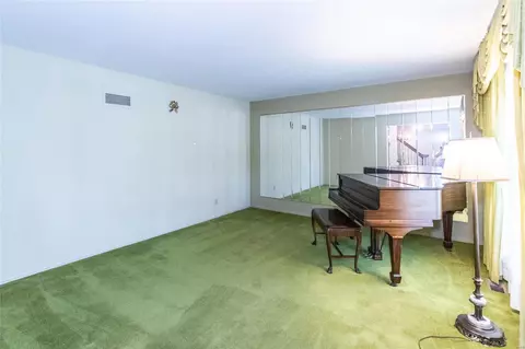 Living - 235 Spring Oaks Dr, Ballwin, MO 63011 photo 2 of 5