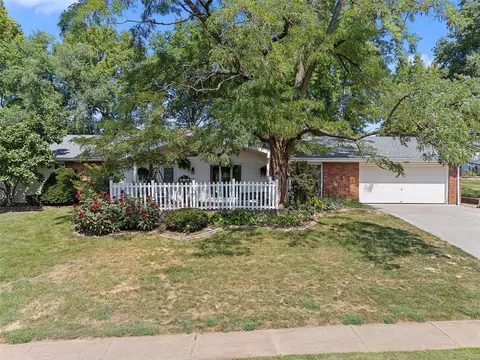 605 Indian Hills Dr, Saint Charles, MO 63301