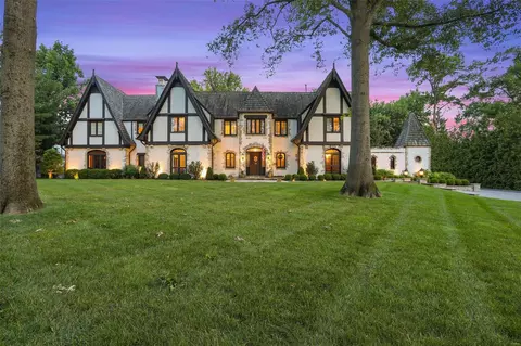 28 Clermont Ln, Saint Louis, MO 63124