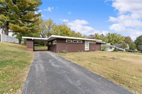 2145 Old Manor Rd, Saint Louis, MO 63136