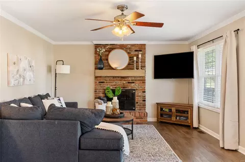 Living - 725 Oak Run Ln, Ballwin, MO 63021 photo 1 of 1