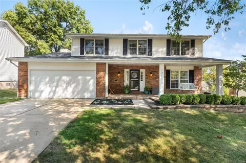 725 Oak Run Ln, Ballwin, MO 63021