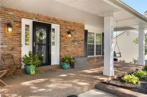 Exterior - 725 Oak Run Ln, Ballwin, MO 63021 photo 8 of 9