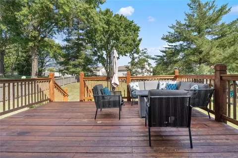 Exterior - 725 Oak Run Ln, Ballwin, MO 63021 photo 2 of 9
