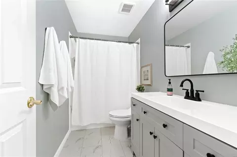 Bath - 725 Oak Run Ln, Ballwin, MO 63021 photo 2 of 4