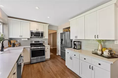 Kitchen - 725 Oak Run Ln, Ballwin, MO 63021 photo 3 of 6