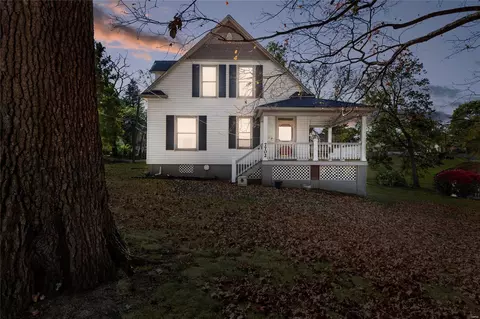 7702 Circle Dr, Saint Louis, MO 63121