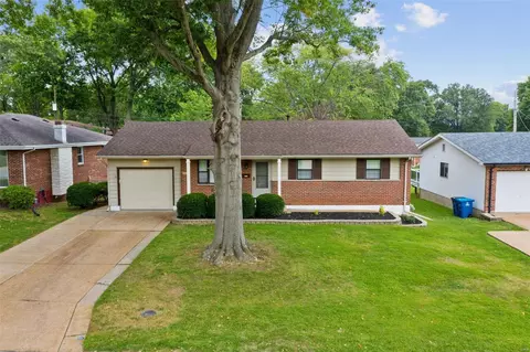 2245 Eleanor Kay Dr, Saint Louis, MO 63125