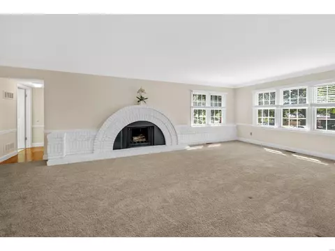 Living - 981 Claytonbrook Dr, Ballwin, MO 63011 photo 2 of 12