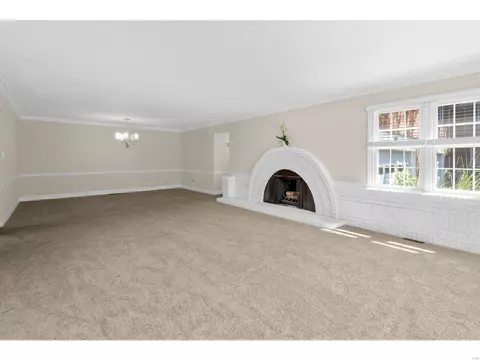 Living - 981 Claytonbrook Dr, Ballwin, MO 63011 photo 3 of 12