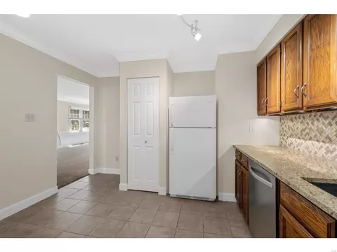Kitchen - 981 Claytonbrook Dr, Ballwin, MO 63011 photo 3 of 4