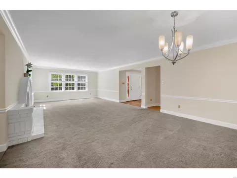 Living - 981 Claytonbrook Dr, Ballwin, MO 63011 photo 5 of 12