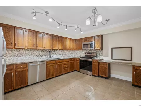 Kitchen - 981 Claytonbrook Dr, Ballwin, MO 63011 photo 1 of 4