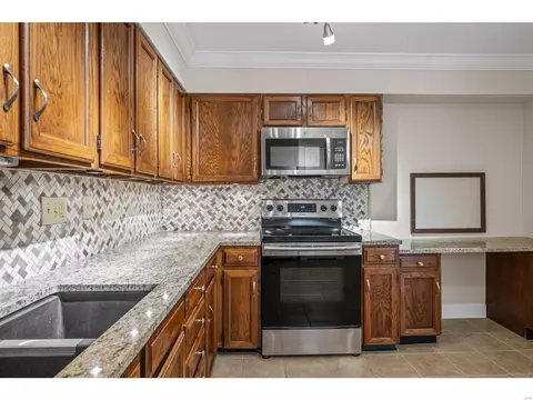 Kitchen - 981 Claytonbrook Dr, Ballwin, MO 63011 photo 4 of 4