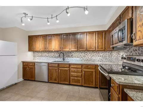 Kitchen - 981 Claytonbrook Dr, Ballwin, MO 63011 photo 2 of 4