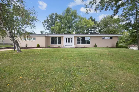 855 Fernview Dr, Saint Louis, MO 63141