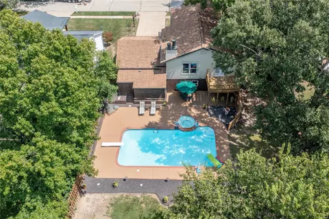 Exterior - 556 Red Bridge Ct, Ballwin, MO 63021 photo 4 of 10