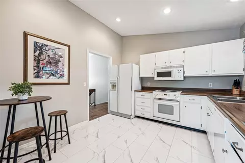 Kitchen - 556 Red Bridge Ct, Ballwin, MO 63021 photo 1 of 2