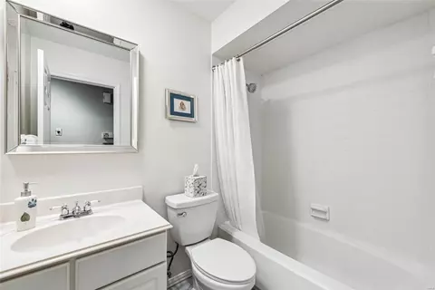 Bath - 556 Red Bridge Ct, Ballwin, MO 63021 photo 2 of 3