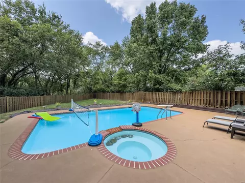 Exterior - 556 Red Bridge Ct, Ballwin, MO 63021 photo 5 of 10