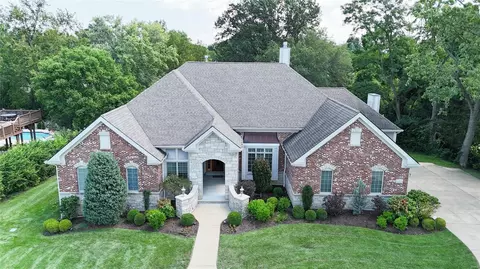 568 Graeser Rd, Creve Coeur, MO 63141