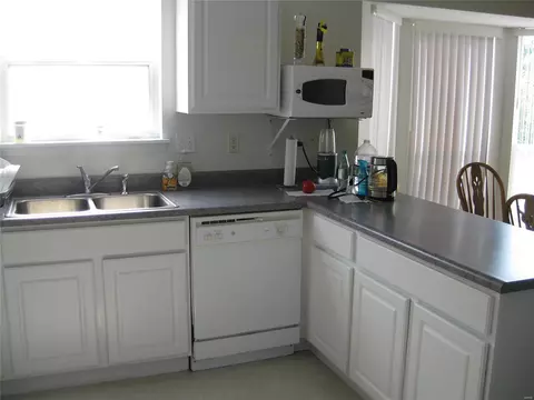 Kitchen - 257 Valleybrook Ct, O'fallon, MO 63368 photo 2 of 2