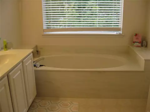 Bath - 257 Valleybrook Ct, O'fallon, MO 63368 photo 2 of 4