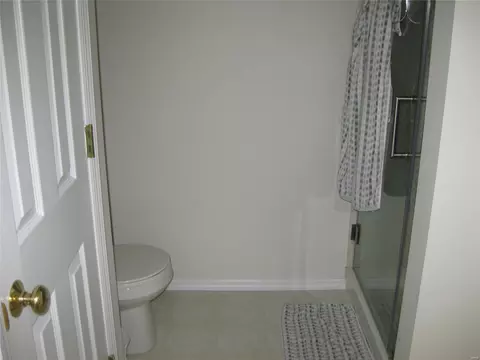 Bath - 257 Valleybrook Ct, O'fallon, MO 63368 photo 3 of 4