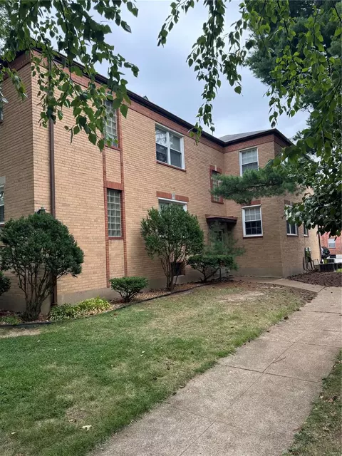 5826 Sunshine Dr, Saint Louis, MO 63109