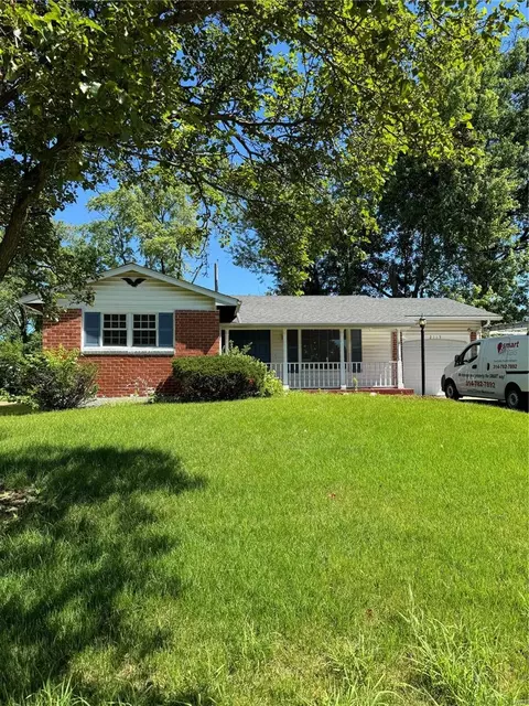 2115 Huntington Dr, Florissant, MO 63033