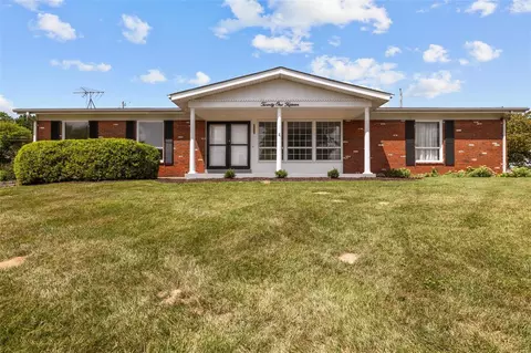 2115 Valencia Dr, Florissant, MO 63033
