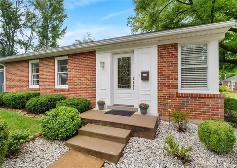 552 Eastwood Dr, Saint Louis, MO 63122