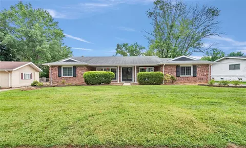 77 Manson Dr, Chesterfield, MO 63017