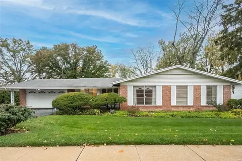 1527 Craig Rd, Saint Louis, MO 63146