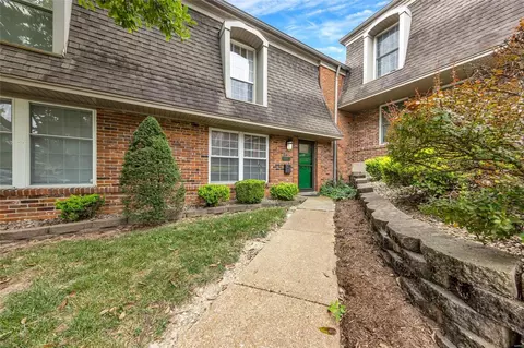 4350 Chateau De Ville Dr, Saint Louis, MO 63129
