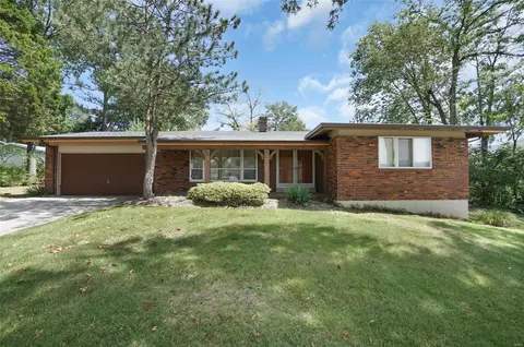 394 Gateshead Dr, Manchester, MO 63011