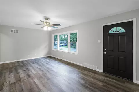 Living - 1038 Willmann Ct, Saint Louis, MO 63135 photo 2 of 4