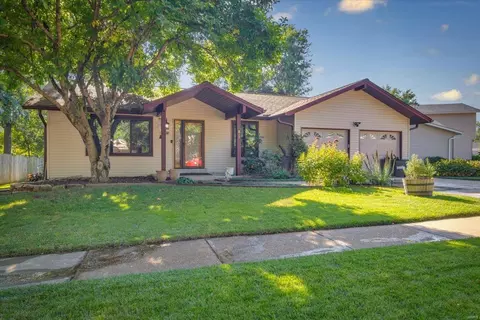 827 Nykiel Ct, Ballwin, MO 63011