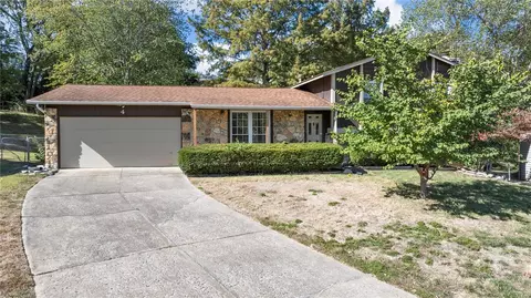 4 Oakshire Ct, Saint Peters, MO 63376