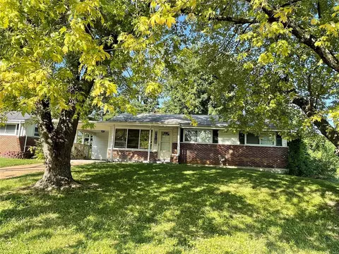 9743 Edgefield Dr, Saint Louis, MO 63136