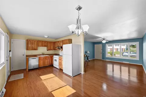 Living - 622 Auber Dr, Manchester, MO 63011 photo 3 of 7