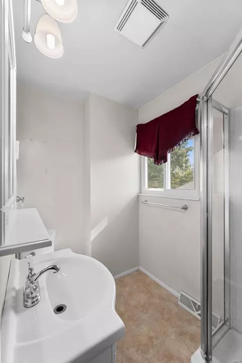 Bath - 622 Auber Dr, Manchester, MO 63011 photo 2 of 3