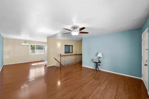 Living - 622 Auber Dr, Manchester, MO 63011 photo 4 of 7