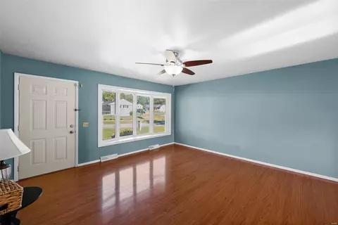Living - 622 Auber Dr, Manchester, MO 63011 photo 2 of 7
